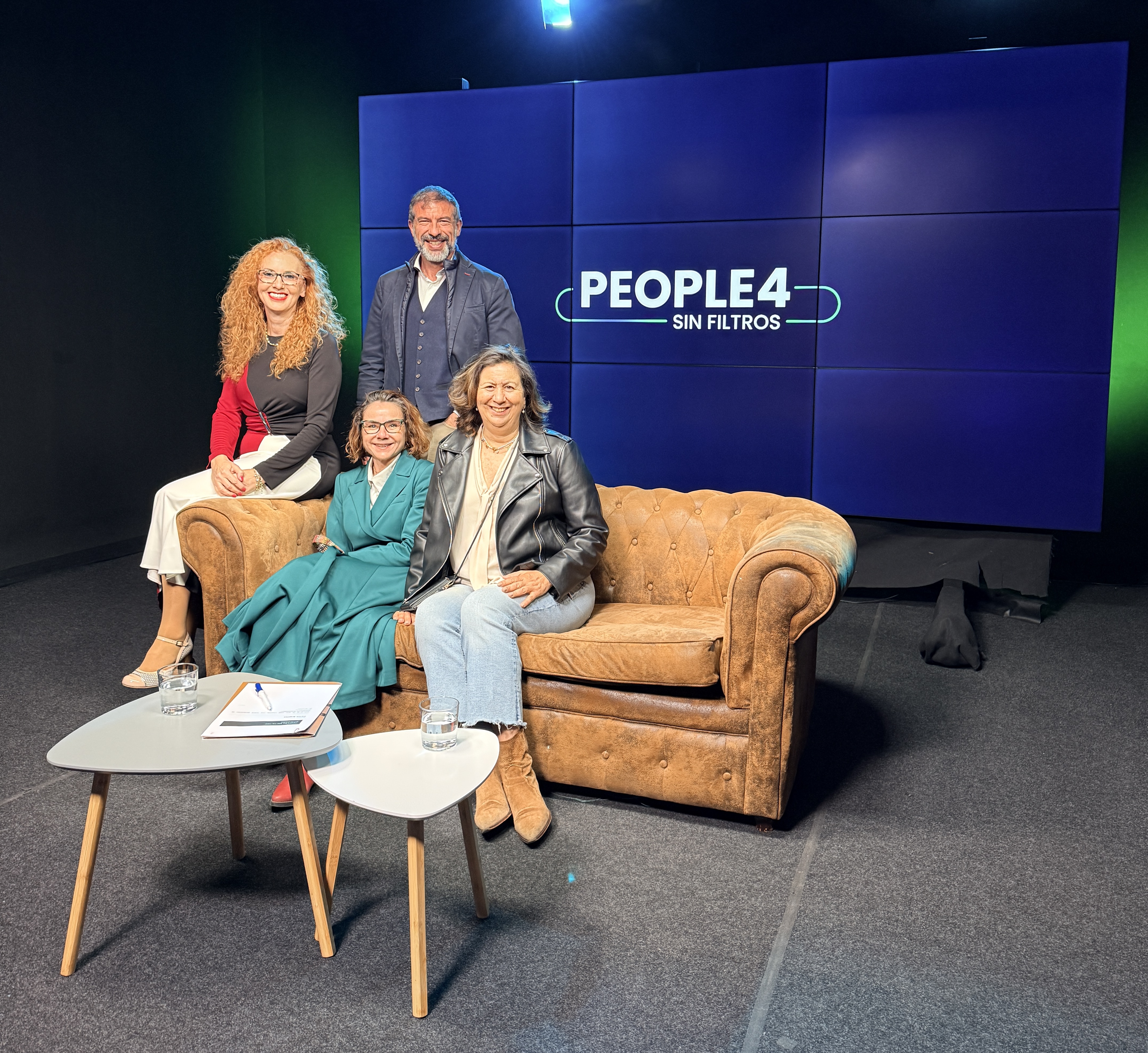 Equipo e invitados de People4 sin filtros en el plató